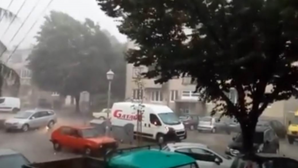 NEVEROVATNA SCENA U TREBINJU Ima skoro 30 stepeni, a oluja nosi! Vetar lomio grane, voda po ulicama (VIDEO)