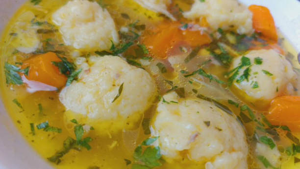 BAKINA KUHINJA: Fantastična supa sa oblačićima, idealna za nedeljni ručak! (VIDEO)