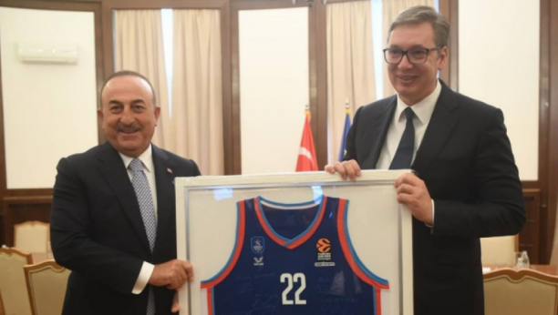 VUČIĆ I ČAVUŠOGLU Pogledajte čiji dres je turski ministar poklonio predsedniku Srbije (FOTO)