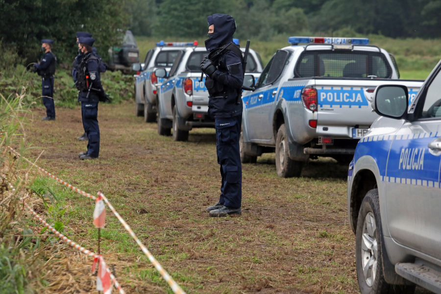 POLJACI PUCALI U VAZDUH Koristili pendreke da proteraju migrante ka Belorusiji