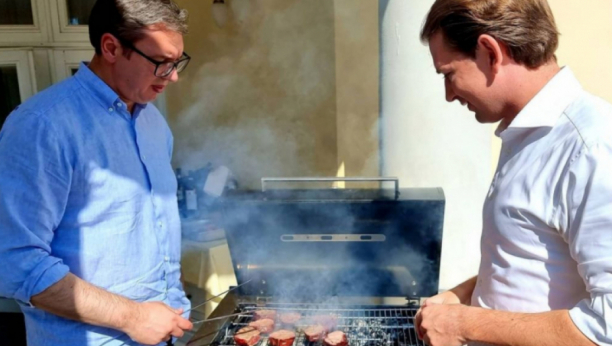 KULINAR STARI Vučić sprema biftek: Za nas Srbe, najvažnije je da budemo dobri domaćini (FOTO)