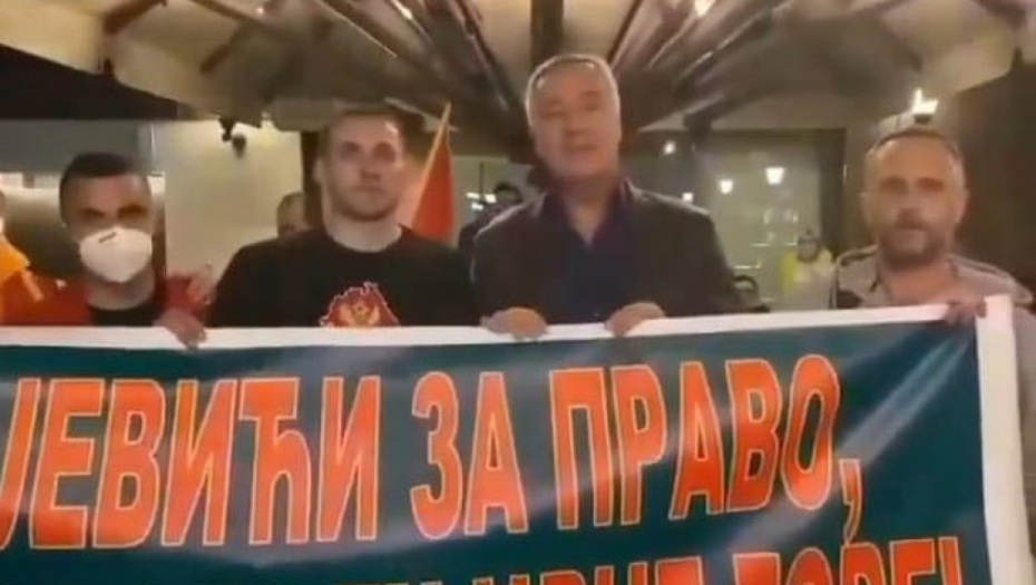 SRAMOTA Milo i dalje protestuje, ali u restoranu (VIDEO)
