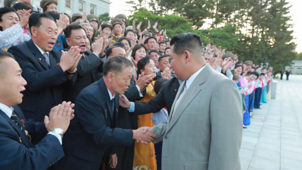 ZASTRAŠUJUĆI UTISAK SA VOJNE PARADE SEVERNE KOREJE Kim Džong Un poslao svetu dve skrivene poruke