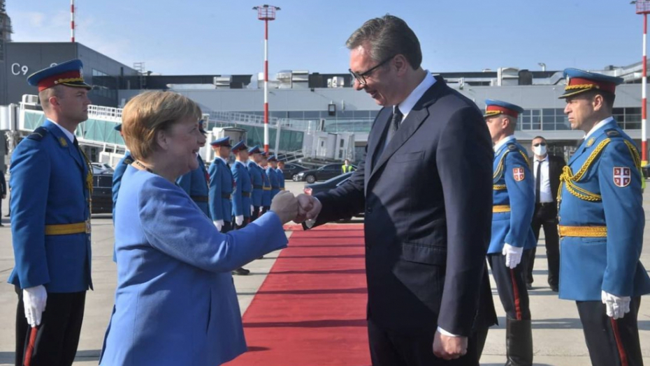 SRBIJA JE VAŠA DRUGA KUĆA, VIDIMO SE USKORO Vučić ispratio Angelu Merkel (FOTO)