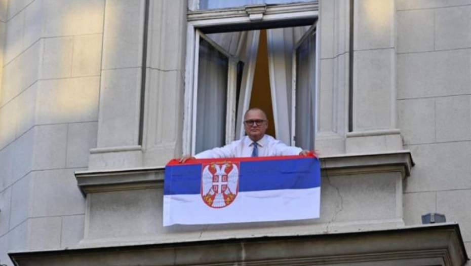 SREĆAN PRAZNIK Srpska zastava se vijori na prozoru kancelarije Gorana Vesića (VIDEO)