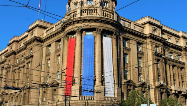 Zgrada Ministarstva spoljnih poslova u bojama srpske zastave (FOTO)