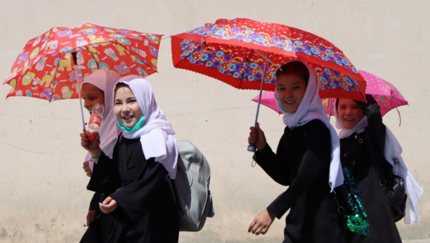 DRUGA DIMENZIJA Đaci krenuli u škole, talibani ih obilaze: Sablasni PLAVI kamen ispred obrazovne ustanove tužan podsetnik