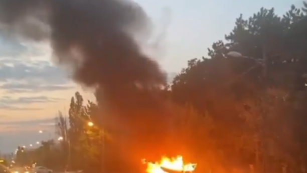 PROGUTAO GA PLAMEN Na Iriškom vencu izgoreo automobil u kojem su bila i deca, tragedija izbegnuta za dlaku (FOTO,VIDEO)