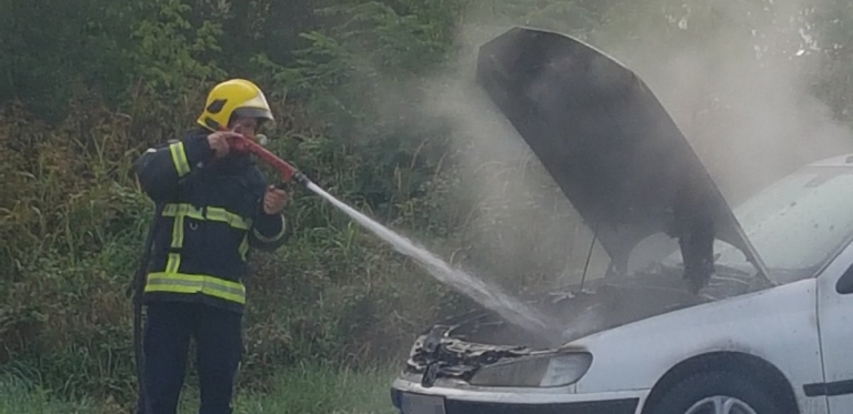 BUKTINJA ISPRED DOMA ZDRAVLJA U LJIGU: Zapalio se putnički automobil, odjednom se pojavio plamen (FOTO/VIDEO)