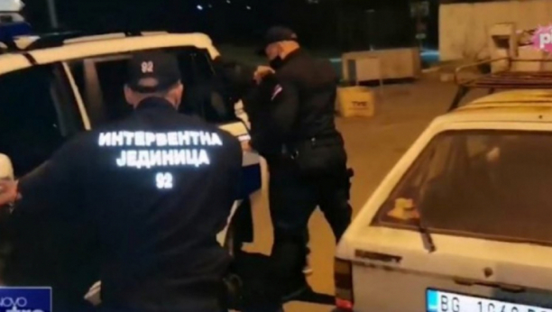 FILMSKA POTERA ZA ZATVORENIKOM Ukradenim opelom izmicao je policiji, onda se zakucao u audi i završio u kanalu (VIDEO)