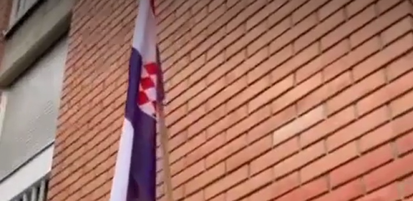 SKANDAL U NOVOM SADU Okačili zastavu Hrvatske na zgradu mesne zajednice, posuti leci sa porukama... Evo ko stoji iza veleizdaje Srbije