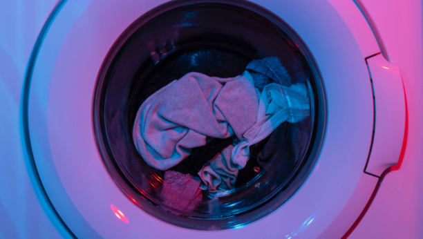 SVAKA DOMAĆICA MORA DA ZNA OVAJ TRIK Stavite vlažnu maramicu u mašinu za pranje veša, efekat će vas oduševiti