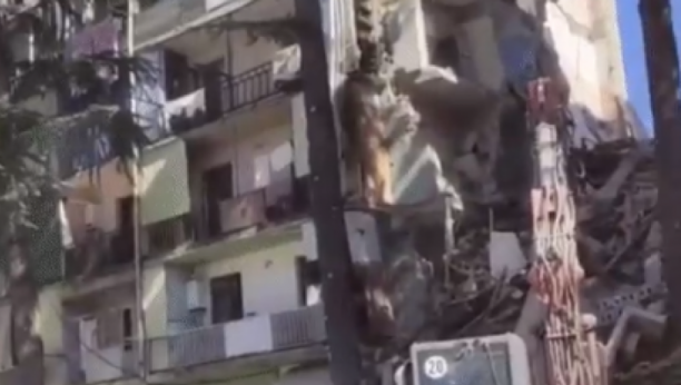 SRUŠILA SE STAMBENA ZGRADA Ljudi zatrpani ispod ruševina, među njima ima dece (VIDEO)