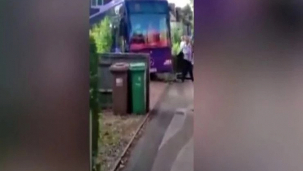 JEZIV SNIMAK Autobus se zakucao u kuću (VIDEO)