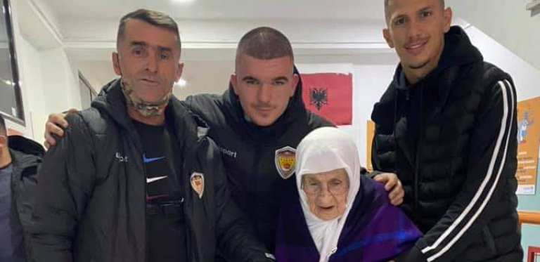 PRIČA DANA Baka stara 109 godina glasala na Kosovu i Metohiji (FOTO)