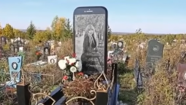 RADNIK MISLIO DA HALUCINIRA Ostao šokiran nadgrobnim spomenikom koji je otac podigao preminuloj ćerki (VIDEO)