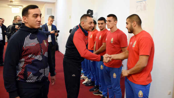 BOKS JE SPORT PATRIOTA Ministar Vulin obišao boksere pred svetsko prvenstvo