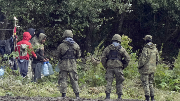 NASTAVAK TENZIJA NA BELORUSKO-POLJSKOJ GRANICI Migranti ranili dva vojnika