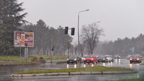 OPREZ NA PUTU U Srbiji danas mokri kolovozi, negde i sneg