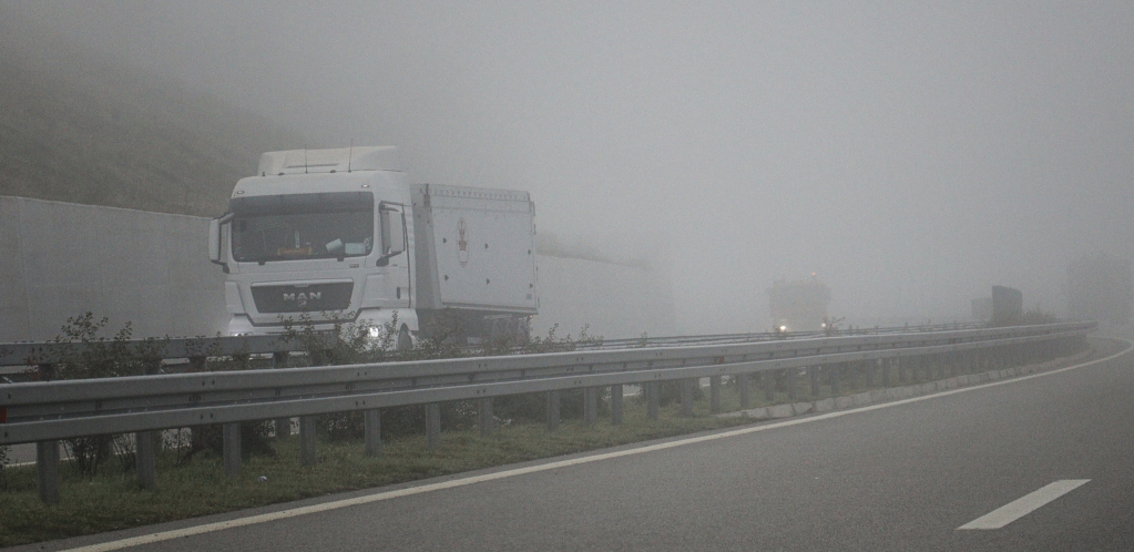 VOZAČI, OPREZ Gusta magla na putevima širom zemlje