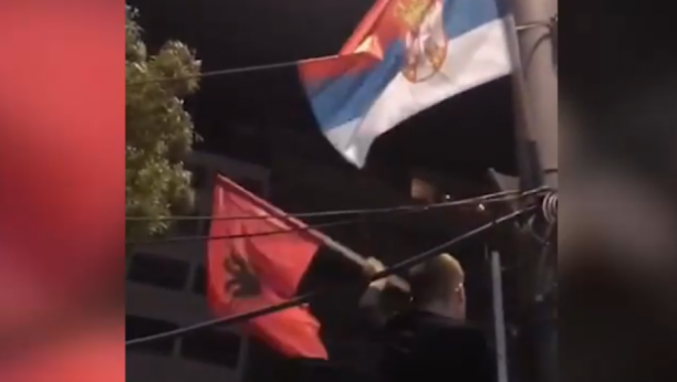 "SKIDAJ! TO! A SAD BEŽI!" Grupa mladića snimljena kako skida albansku zastavu sa bandere (VIDEO)