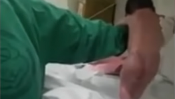 BABICE SU OSTALE U ČUDU: Novorođenče prohodalo samo par minuta nakon rođenja!  (VIDEO)