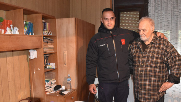 DIRLJIV SUSRET Vatrogasac Aleksandar posetio Novoviće nakon odlikovanja, Vilin im obećao novi televizor