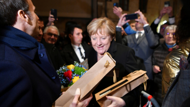 FRANCUSKI ISPRAĆAJ KANCELARKE Makron Merkelovoj uručio Veliki krst Legije časti (FOTO)