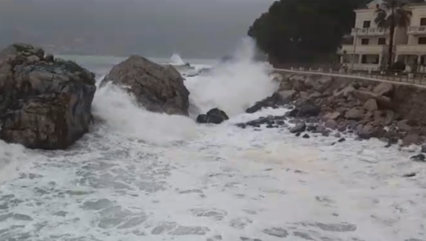JAKO NEVREME U CRNOJ GORI Uznemirilo se more: Nakon obilnih kiša, ogromni talasi poplavili šetalište (VIDEO)