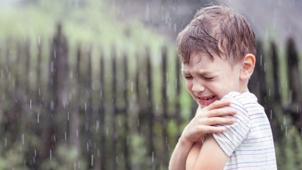 UPOZORENJE ZA RODITELJE! Dnevni boravak Eureka na Novom Beogradu radi na divlje – decu izbacili na kišu, inspekcija nije mogla da uđe