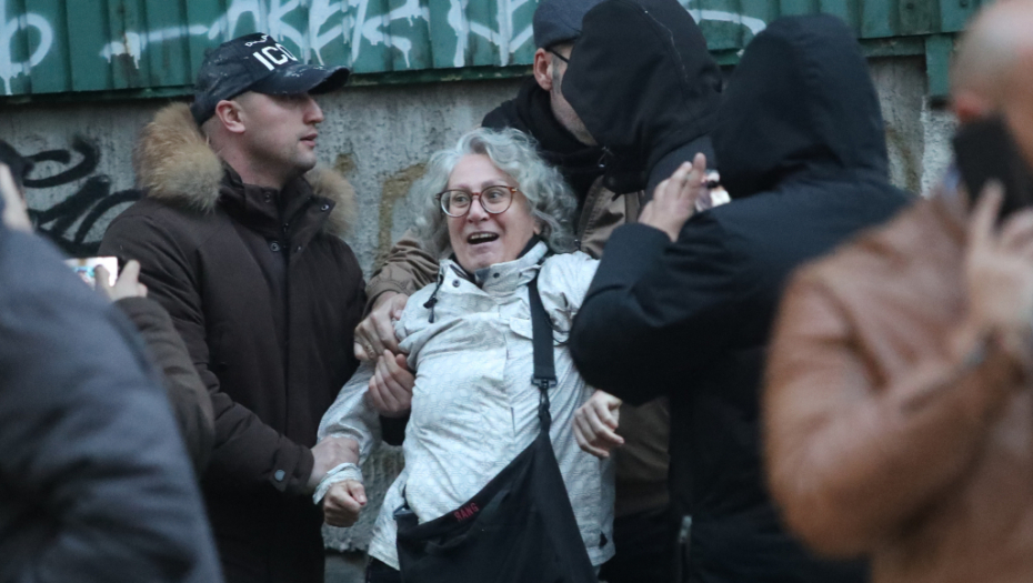 AIDA ĆOROVIĆ POSTROJAVA UČESNIKE PROTESTA Žena koja Srbe naziva genocidnim vođa blokade puteva