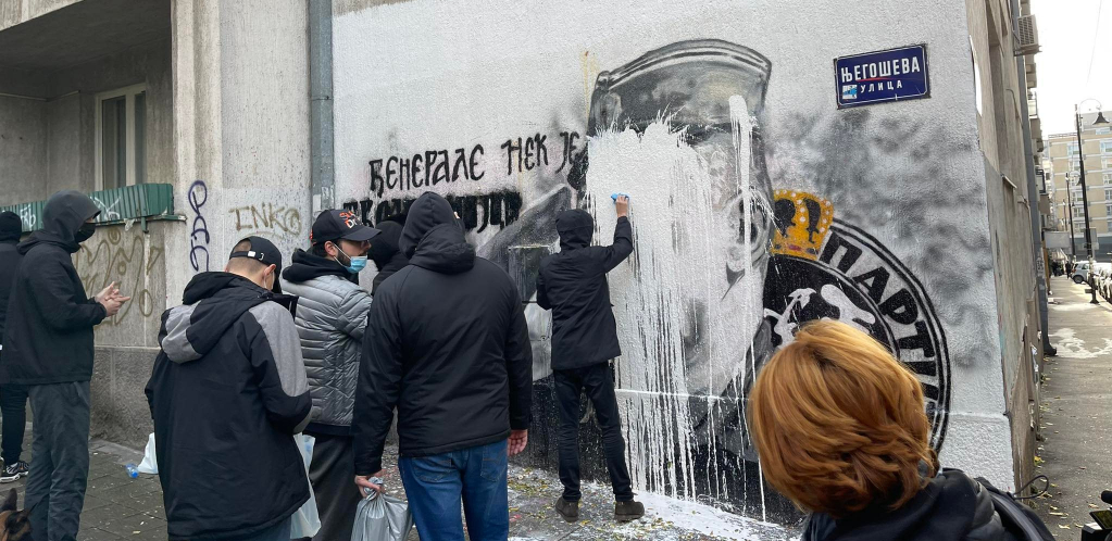 ŠTA SE DEŠAVA U NJEGOŠEVOJ ULICI? Grupa mladića se nalazi ispred uništenog murala Ratku Mladiću (FOTO/VIDEO)