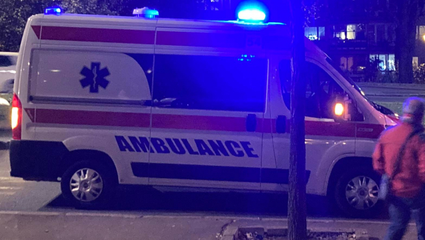 ULETEO NA PARKING I USMRTIO ŽENU Tragedija u Ustaničkoj: Mercedes izleteo sa puta