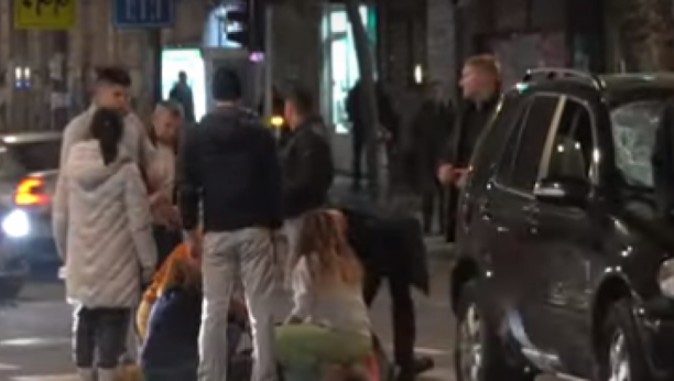 (UZNEMIRUJUĆI VIDEO) HOROR NA DORĆOLU Mladića pregazio mercedes stranih tablica, ostao da leži na asfaltu!