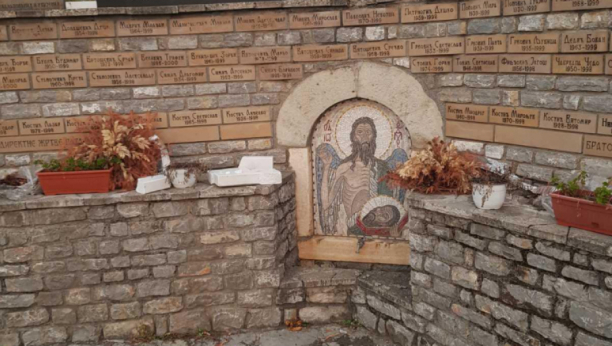 EKSTREMISTI SE IŽIVLJAVALI Vandalizam na praznik u Velikoj Hoči, oskrnavljen spomenik kidnapovanim i ubijenim Srbima (FOTO)