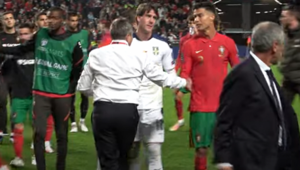 TOTALNO LUDILO IZ DRUGOG UGLA! Šta su raspravljali Ronaldo i Vlahović? Jedan naš igrač na ivici suza! (VIDEO)