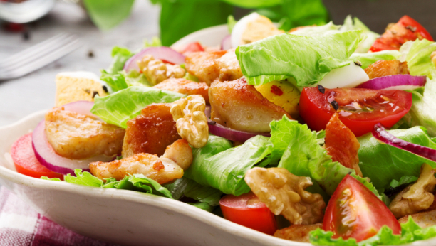 Zdrav obrok koji će vas zasititi: Recept za salatu sa piletinom