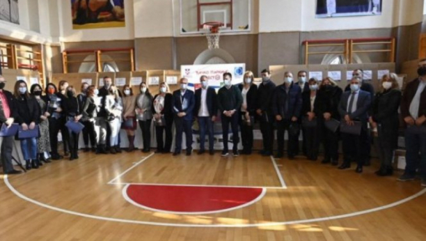 OBRAZOVANJE BUDUĆNOST SRBIJE Vesić uručio donacije za 33 osnovne škole!