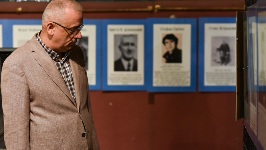 Gradonačelnik Bakić otvorio izložbu fotografija „Znameniti Srbi Dalmacije“ u vestibilu Gradske kuće
