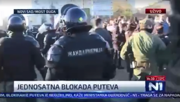 ĐILASOVA TV PRIZNALA Huligani u Novom Sadu napali Žandarmeriju koja je mirno stajala! (VIDEO)