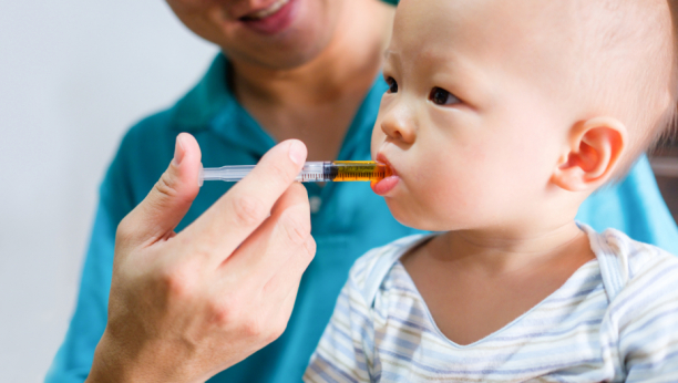 PEDIJATAR SAVETUJE Kako detetu dati pravilno lek i šta da uradite ako ga ispljune! Ovo obavezno izbegavajte
