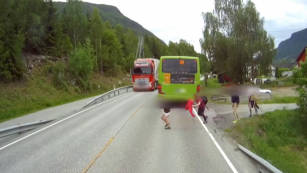 KAKVA REAKCIJA Dečak izleteo iz autobusa i krenuo da pretrčava magistralu, a onda se pojavio kamion! (VIDEO)