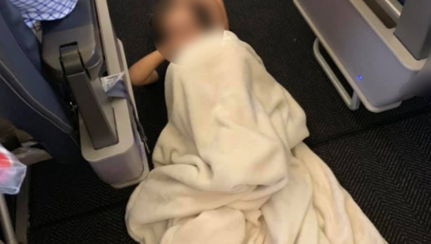 "NISAM MOGLA DA GA SMIRIM" Autistični dečak je udario stjuardesu, a njena reakcija je rasplakala njegovu majku