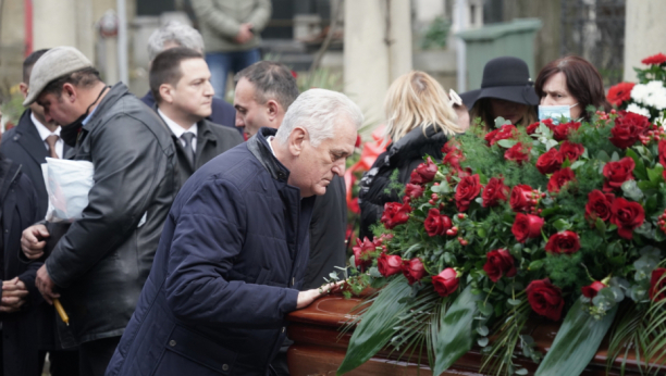 TOMISLAV NIKOLIĆ SE RASPLAKAO NA SAHRANI MILUTINA MRKONJIĆA Bivši predsednik Srbije došao da oda poslednju počast Mrki (FOTO/VIDEO)