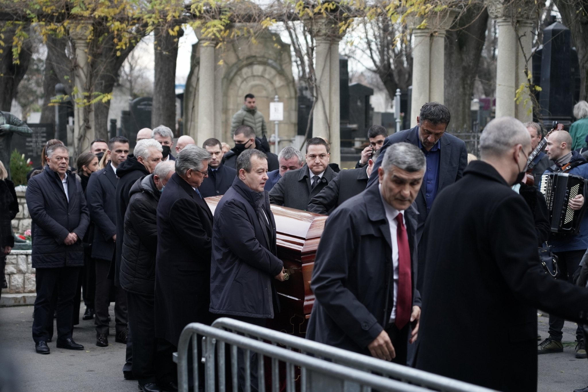 ISPRATILI MRKU NA VEČNI POČINAK Bajatović, Divac, Dačić i Ružić pognute glave i suznih očiju nosili kovčeg do grobnog mesta (FOTO)