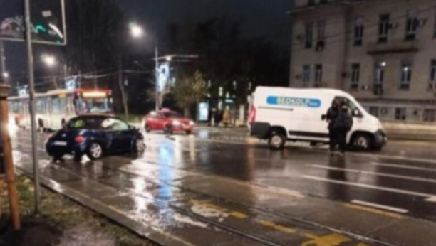 SAOBRAĆAJKA KOD AUTOKOMANDE: 3 mladića se autom zakucala u semafor, 1 ispao iz vozila teško povređen!
