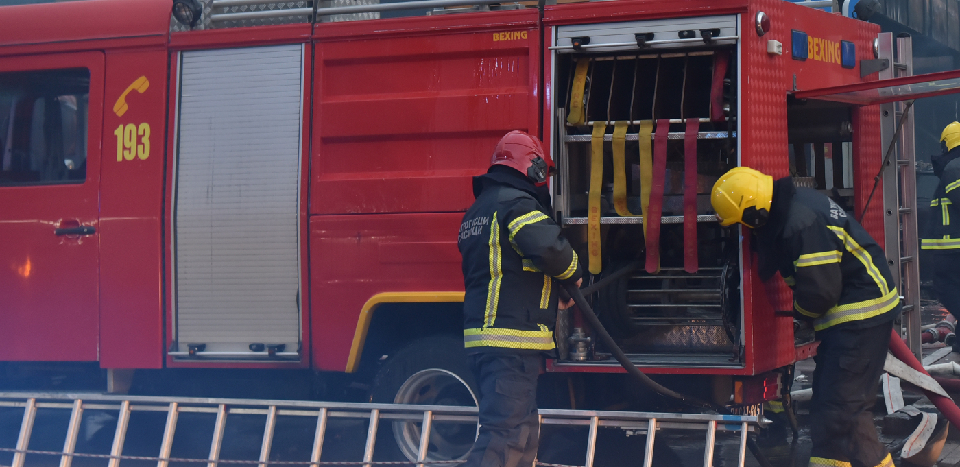 GORI AUTOBUS U KRUŠEVCU Vatrogasci pokušali da obuzdaju vatrenu stihiju protivpožarnim aparatom (VIDEO)