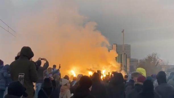 LUDILO NA PROTESTIMA NA VRHUNCU Huligani bacaju baklje, Gazela se ne vidi od dima (VIDEO)