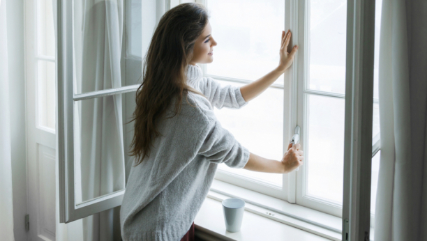 Smanjite račune i održite toplotu u domu: Trik sa prozorom koji morate da probate tokom zime!