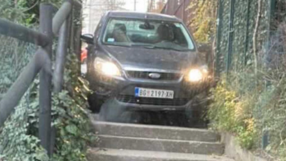 KO TI DADE DOZVOLU? Usred Beograda autom išao niz stepenice, prolaznici u šoku! (FOTO/VIDEO)